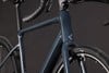 Detail eines Fahrradrahmens mit Cube-Logo und Vorderrad.