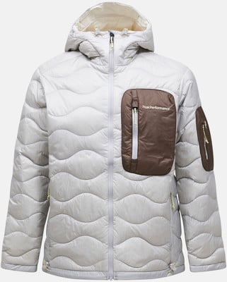 Graue Daunenjacke mit brauner Brusttasche und Kapuze. Graue Daunenjacke mit brauner Brusttasche und Kapuze.