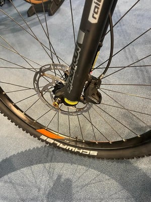 Detail eines Mountainbike-Vorderrads mit Scheibenbremse und Schwalbe-Logo. Detail eines Mountainbike-Vorderrads mit Scheibenbremse und Schwalbe-Logo.