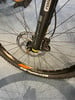 Detail eines Mountainbike-Vorderrads mit Scheibenbremse und Schwalbe-Logo.