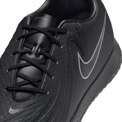 Fekete férfi Nike futballcipő fűzővel és Nike logóval. Fekete férfi Nike futballcipő fűzővel és Nike logóval.