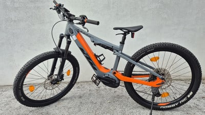 Graues E-Bike mit orangefarbenen Akzenten und breiten Reifen. Graues E-Bike mit orangefarbenen Akzenten und breiten Reifen.