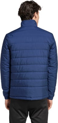 Rückansicht eines Mannes in einer dunkelblauen Steppjacke und schwarzer Jogginghose. Rückansicht eines Mannes in einer dunkelblauen Steppjacke und schwarzer Jogginghose.