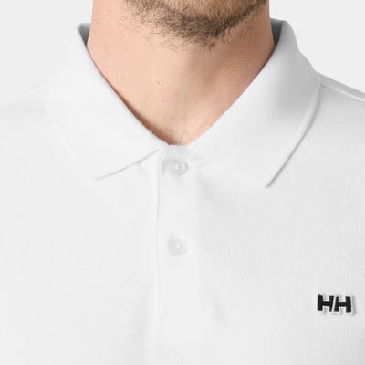 Egy fehér galléros póló részlete, mellkasán HH logóval. Egy fehér galléros póló részlete, mellkasán HH logóval.