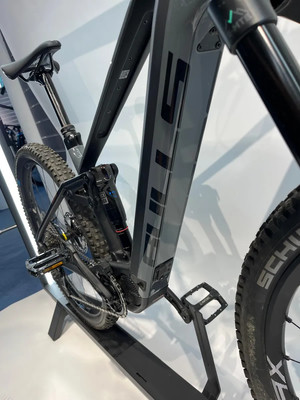 Detail eines Elektro-Mountainbikes mit Dämpfer und Gabel. Detail eines Elektro-Mountainbikes mit Dämpfer und Gabel.