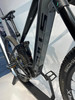 Detail eines Elektro-Mountainbikes mit Dämpfer und Gabel.