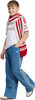 Junge in Liverpool-Trikot und Jeans mit Schal