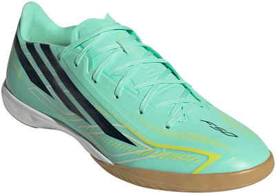 Grüner Adidas Hallenschuh mit schwarzen Streifen und gelben Details, Modell F50. Grüner Adidas Hallenschuh mit schwarzen Streifen und gelben Details, Modell F50.