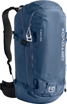 Blauer Tourenrucksack mit weißem Logo und Schriftzug.