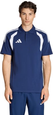 Ein Mann in einem dunkelblauen Poloshirt mit weißen Streifen an den Schultern. Ein Mann in einem dunkelblauen Poloshirt mit weißen Streifen an den Schultern.