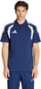 Ein Mann in einem dunkelblauen Poloshirt mit weißen Streifen an den Schultern.