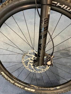 Nahaufnahme eines Mountainbikes mit Scheibenbremse und Federgabel. Nahaufnahme eines Mountainbikes mit Scheibenbremse und Federgabel.