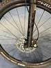 Nahaufnahme eines Mountainbikes mit Scheibenbremse und Federgabel.