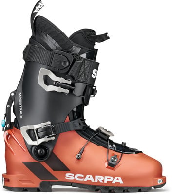 Ein orangefarbener Scarpa Maestrale Skischuh mit schwarzem Schaft und Schnallen. Ein orangefarbener Scarpa Maestrale Skischuh mit schwarzem Schaft und Schnallen.
