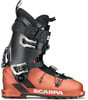 Ein orangefarbener Scarpa Maestrale Skischuh mit schwarzem Schaft und Schnallen.