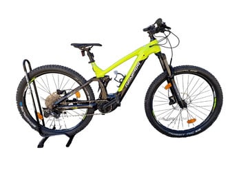 Grünes E-Mountainbike auf Ständer mit Federung und Scheibenbremsen.