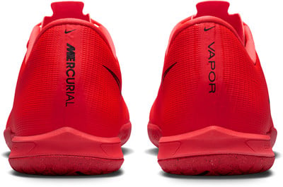 Červené kopačky Nike Mercurial Vapor s čiernym logom a nápisom. Červené kopačky Nike Mercurial Vapor s čiernym logom a nápisom.