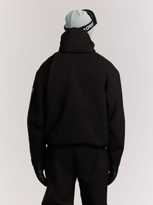 Rückansicht eines Mannes in schwarzer Jacke und Skibrille mit blauer Mütze. Rückansicht eines Mannes in schwarzer Jacke und Skibrille mit blauer Mütze.
