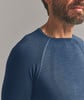 Detail eines Mannes in einem dunkelblauen Langarmshirt.