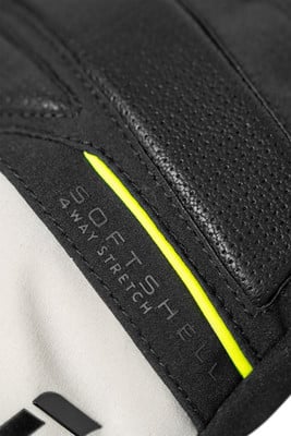 Detail eines Handschuhs mit der Aufschrift SOFTSHELL und 4 WAY STRETCH. Detail eines Handschuhs mit der Aufschrift SOFTSHELL und 4 WAY STRETCH.