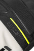 Detail eines Handschuhs mit der Aufschrift SOFTSHELL und 4 WAY STRETCH.