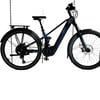 Ein blaues E-Bike mit Federung, Schutzblechen und Gepäckträger hängt vor weißem Hintergrund.
