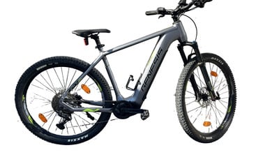 Graues E-Bike mit schwarzen Rädern und gelben Details am Rahmen. Graues E-Bike mit schwarzen Rädern und gelben Details am Rahmen.