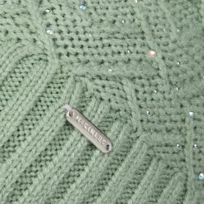 Grüner Pullover mit Strasssteinen und McKinley-Logo. Grüner Pullover mit Strasssteinen und McKinley-Logo.