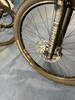 Detail eines Mountainbikes mit Scheibenbremse und RockShox-Aufschrift.