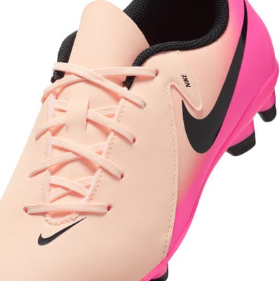 Egy rózsaszín Nike futballcipő fekete logóval és fűzővel. Egy rózsaszín Nike futballcipő fekete logóval és fűzővel.