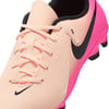 Egy rózsaszín Nike futballcipő fekete logóval és fűzővel.