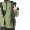 Ein Mann in einer grünen Jacke mit einem grünen Fleece-Pullover und schwarzen Details.