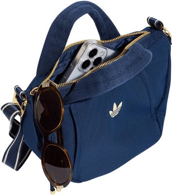 Dunkelblaue Adidas-Tasche mit Handy und Sonnenbrille.
