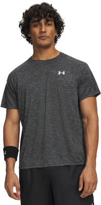Ein Mann in einem schwarzen kurzärmeligen T-Shirt und schwarzen Shorts.