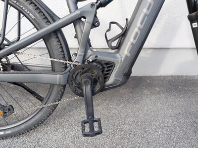 Detail eines Elektrofahrrads mit Kette, Kurbel und Pedal. Detail eines Elektrofahrrads mit Kette, Kurbel und Pedal.