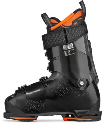 Schwarzer Skischuh mit orangefarbenen Details und verstellbaren Schnallen. Schwarzer Skischuh mit orangefarbenen Details und verstellbaren Schnallen.