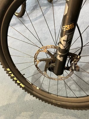 Detail eines Mountainbike-Vorderrads mit Scheibenbremse und Gabel. Detail eines Mountainbike-Vorderrads mit Scheibenbremse und Gabel.