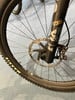 Detail eines Mountainbike-Vorderrads mit Scheibenbremse und Gabel.