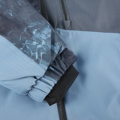 Ärmeldetail einer Jacke mit Aufdruck und Klettverschluss. Ärmeldetail einer Jacke mit Aufdruck und Klettverschluss.