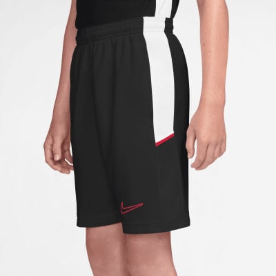 Schwarze Shorts mit weißem Seitenteil und rotem Nike-Logo. Schwarze Shorts mit weißem Seitenteil und rotem Nike-Logo.
