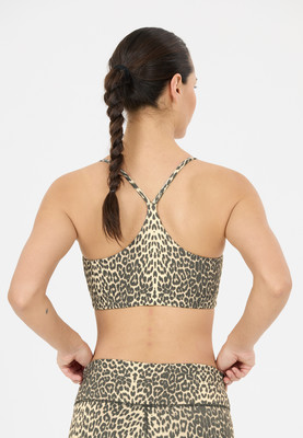 Frau mit Zopf im Rücken in einem leopardgemusterten Sport-BH und Leggings. Frau mit Zopf im Rücken in einem leopardgemusterten Sport-BH und Leggings.