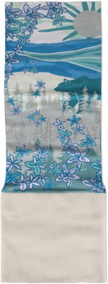 Buff-Schlauchtuch mit Bär und Blumen im Wald bei Sonne und Bergen. Buff-Schlauchtuch mit Bär und Blumen im Wald bei Sonne und Bergen.