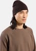 Ein Mann mit langen Haaren trägt eine braune Mütze und ein Waffel-Shirt.