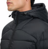 Detail eines Mannes in einer schwarzen Daunenjacke mit Kapuze und geschlossenem Reißverschluss.
