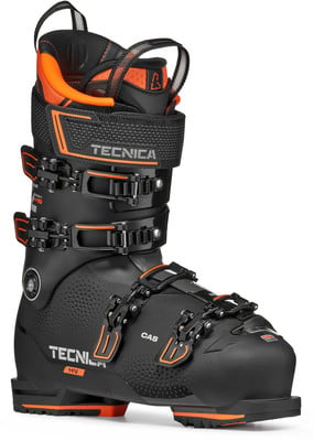 Schwarzer Tecnica Skischuh mit orangefarbenen Details und Schnallen. Schwarzer Tecnica Skischuh mit orangefarbenen Details und Schnallen.