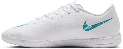 Bílá fotbalová obuv s tyrkysovým logem Nike na boku. Bílá fotbalová obuv s tyrkysovým logem Nike na boku.