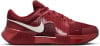 Roter Nike Sportschuh mit weißem Swoosh-Logo und robuster Sohle.