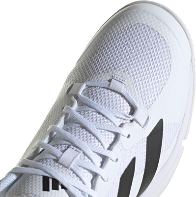 Weiße Adidas Sportschuhe mit schwarzen Streifen und Schnürsenkeln. Weiße Adidas Sportschuhe mit schwarzen Streifen und Schnürsenkeln.