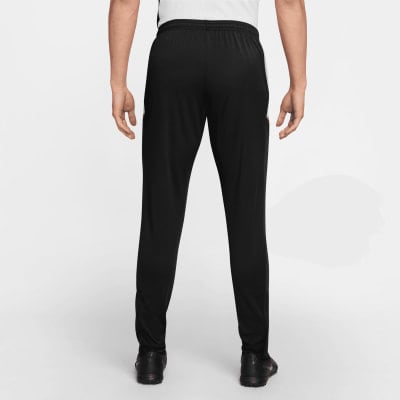 Ein Mann trägt eine schwarze Hose mit einem weißen Streifen an der Seite. Ein Mann trägt eine schwarze Hose mit einem weißen Streifen an der Seite.