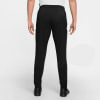 Ein Mann trägt eine schwarze Hose mit einem weißen Streifen an der Seite.